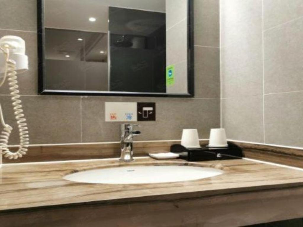 T Social Hotel Guangzhou Railway Station Branch Exteriör bild